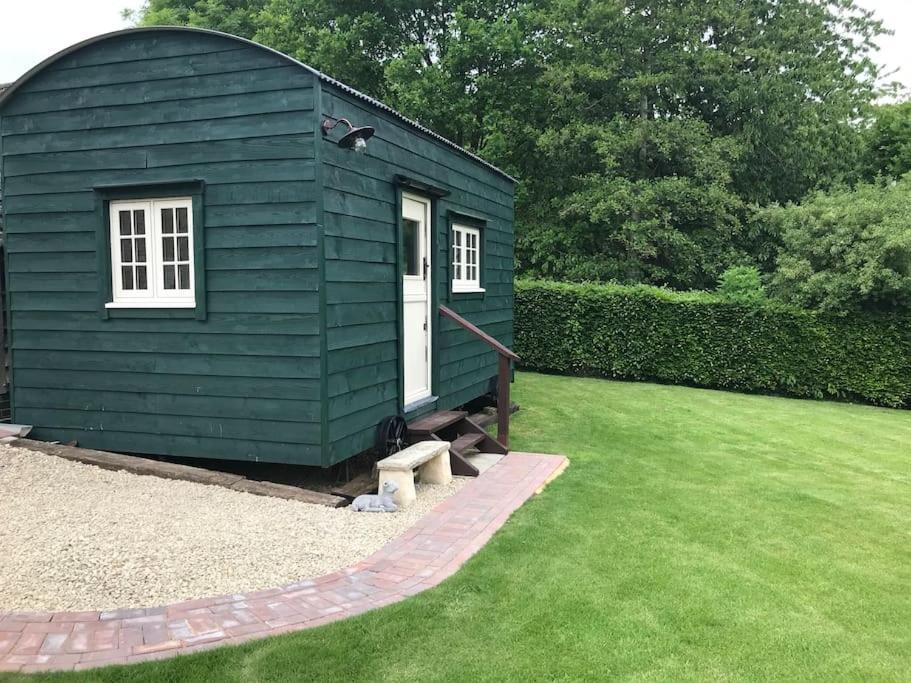 Beautiful Shepherd'S Hut - Lois Weedon Weston  Екстериор снимка