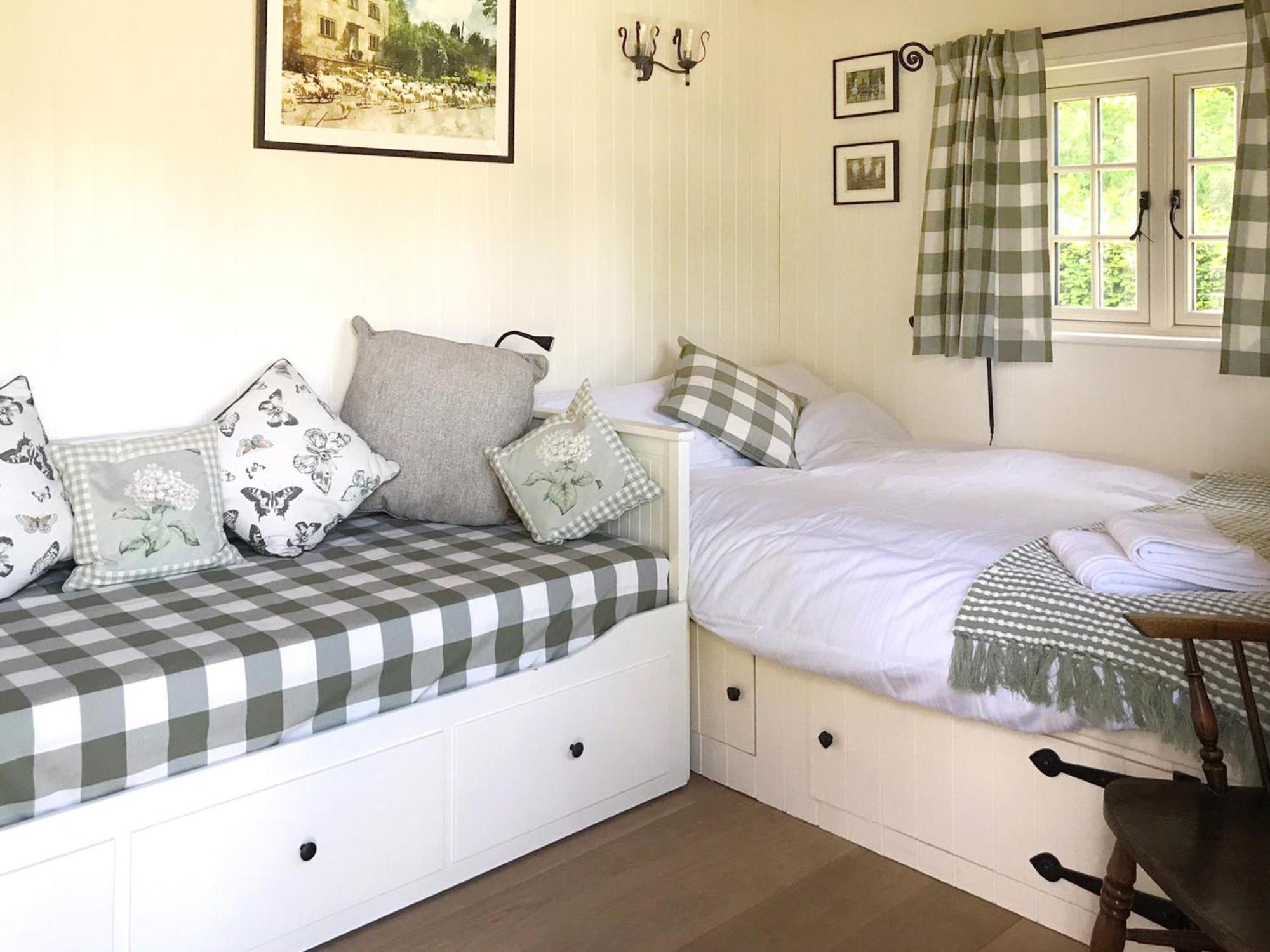 Beautiful Shepherd'S Hut - Lois Weedon Weston  Екстериор снимка