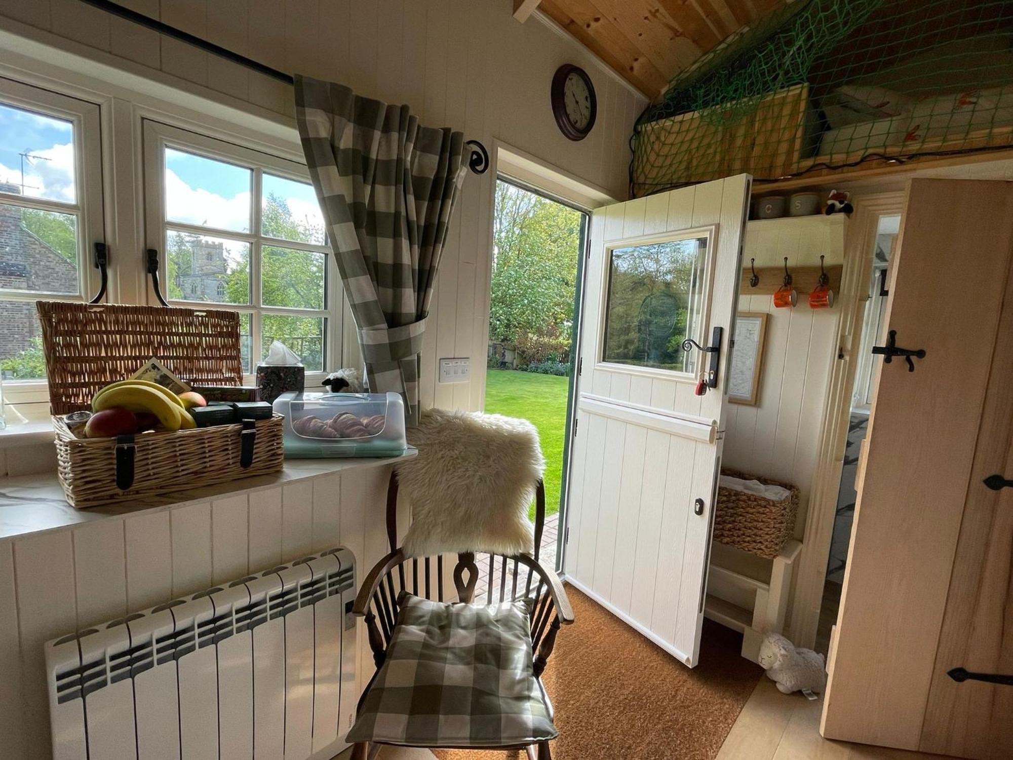 Beautiful Shepherd'S Hut - Lois Weedon Weston  Екстериор снимка