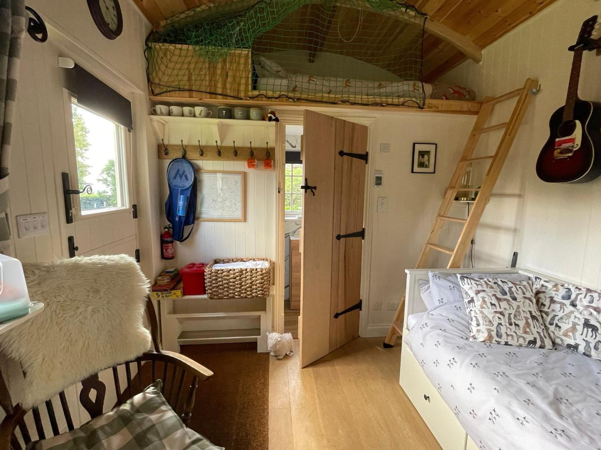 Beautiful Shepherd'S Hut - Lois Weedon Weston  Екстериор снимка